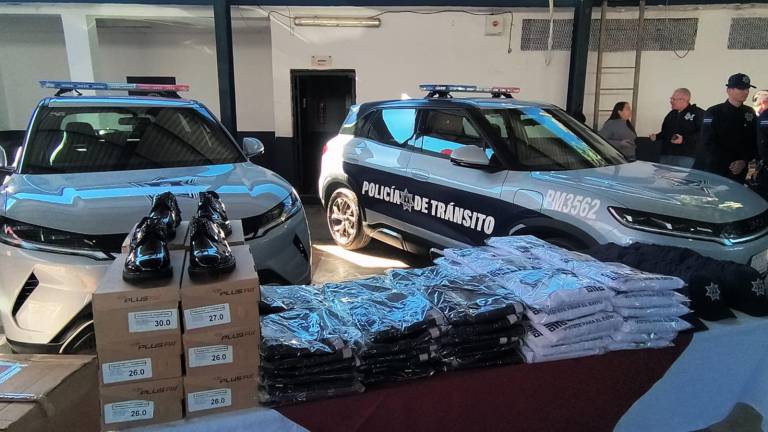 El Gobierno de Ahome entregó patrullas y uniformes para la corporación de Seguridad Pública.