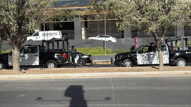 Este hecho ocurrió sobre el bulevar Enrique Sánchez Alonso, y el vehículo terminó varado sobre la banqueta frente a la plaza.