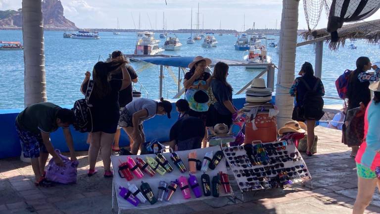 Familias y visitantes nacionales e internacionales disfrutan de espacios emblemáticos del puerto.