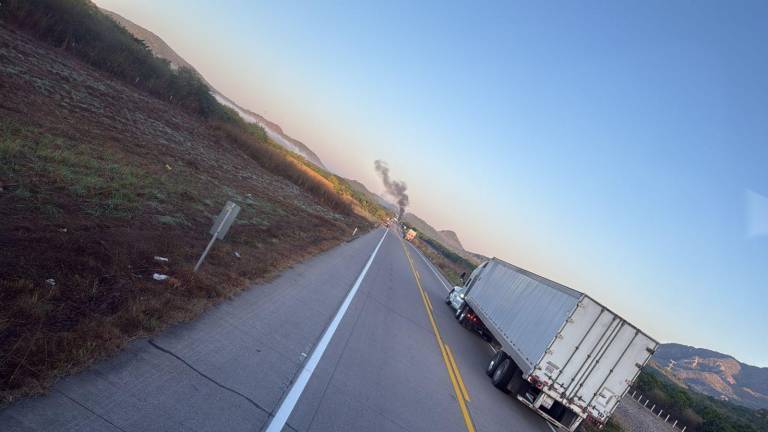 Bloqueos en carretera se registran este domingo en Escuinapa como parte de una nueva jornada de violencia.
