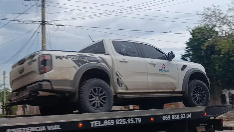 Camioneta asegurada con sellos apócrifos de Pemex durante el operativo en Escuinapa donde detuvieron a “El Güero Pin”.
