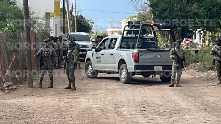 Durante el enfrentamiento también se registró un intenso sobrevuelo de un helicóptero de la Secretaría de Marina.