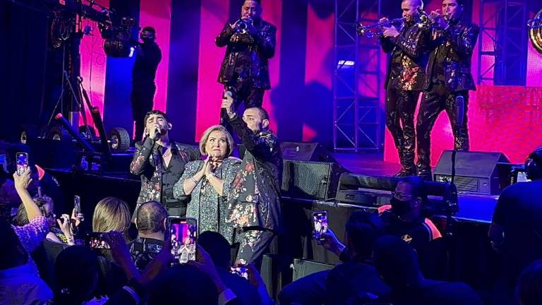 Doña Chuyita Lizárraga agradeció el tema que le dedicaron los integrantes de Banda El Recodo.