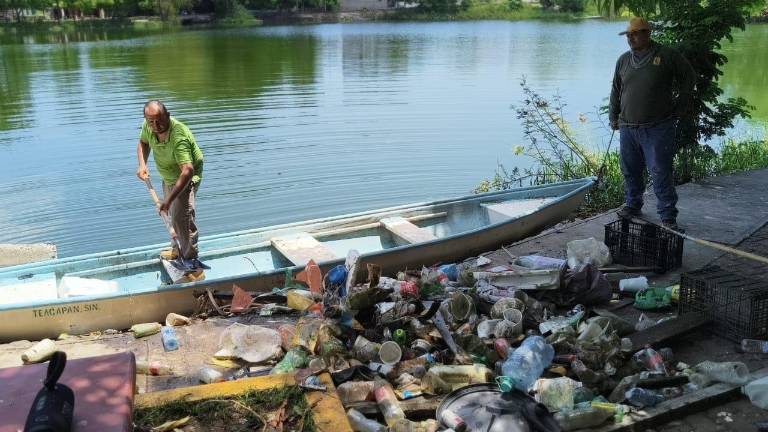 En los 10 días de trabajo se han extraído más de media tonelada de desechos de la laguna.