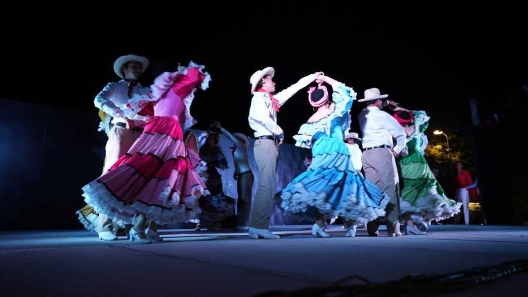 En plena plazuela, junto a la Parroquia San Juan Bautista, los bailarines de CULTURA ofrecieron un recorrido por las danzas tradicionales de Sinaloa.