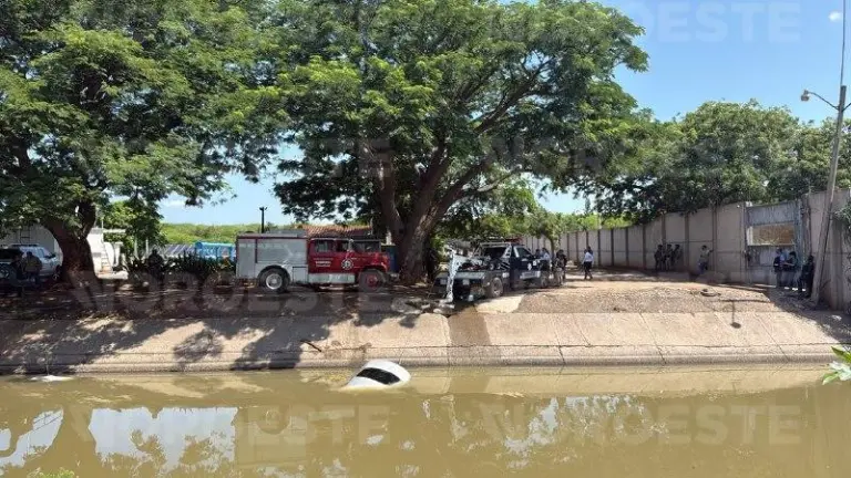 Autoridades de seguridad y rescate laboran en las inmediaciones del canal San Lorenzo para rescatar la unidad y recuperar el cuerpo.