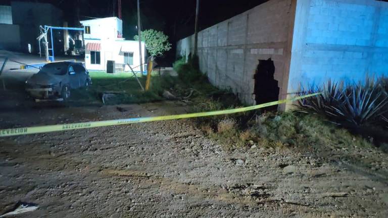 Un hombre falleció la madrugada de este lunes tras salir de la carretera y chocar contra una barda.