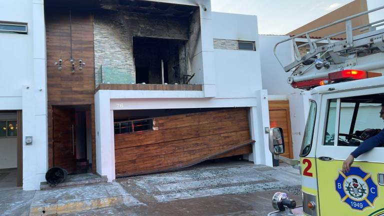 La casa presentó severos daños en el portón y segundo nivel; no se reportan personas lesionadas