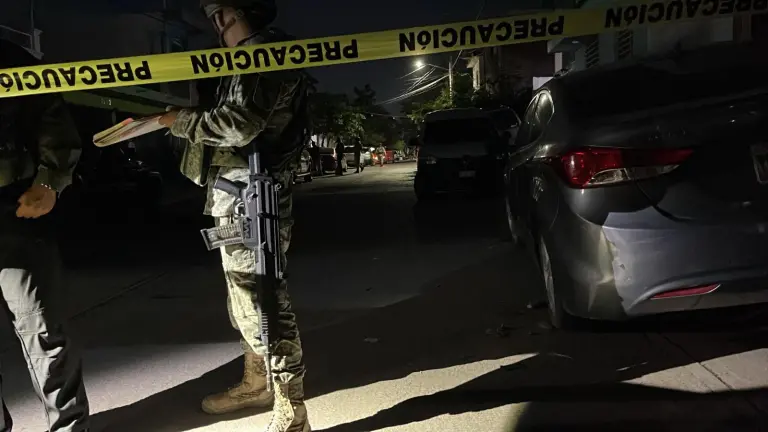 Autoridades resguardan la zona del doble homicidio en la colonia Plutarco Elías Calles.