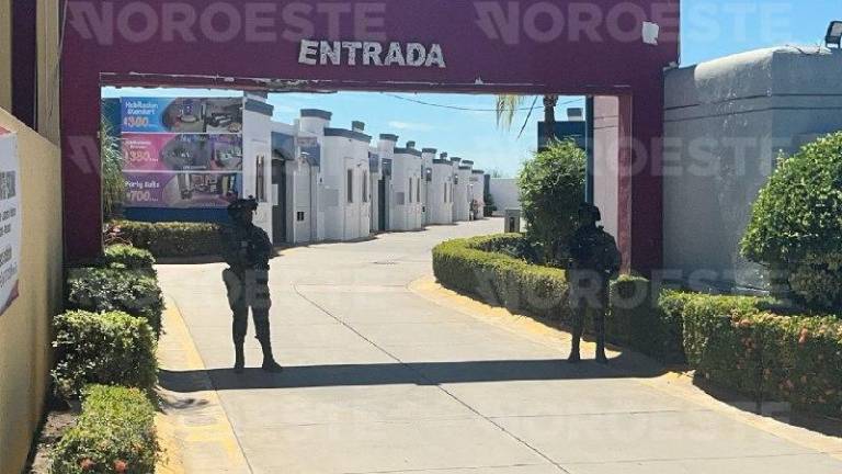 Militares custodian el motel a la salida sur de Culiacán tras la privación de la libertad de la pareja