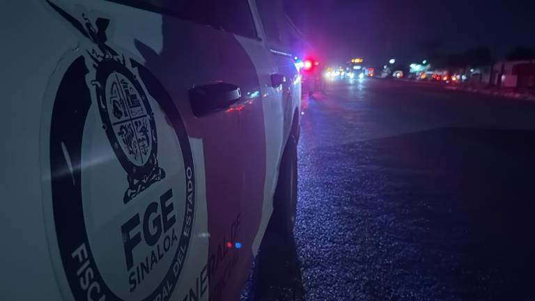 Peritos resguardaron el domicilio donde una mujer murió y su hija resultó herida en Pericos.