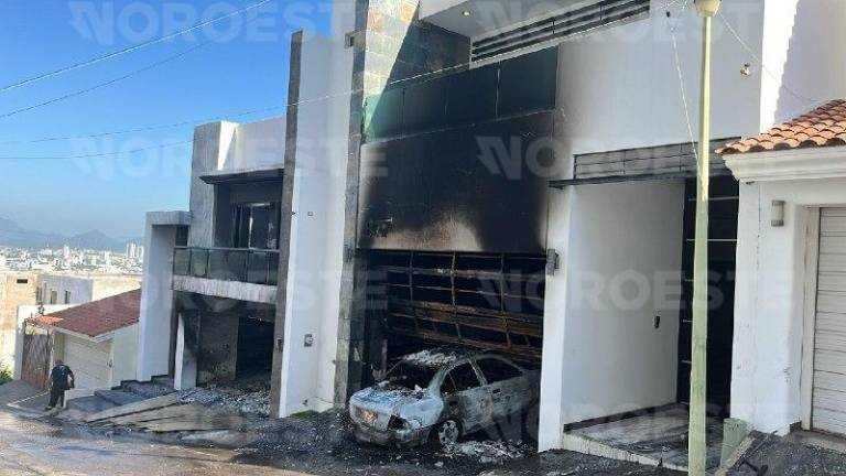 Bomberos y policías acudieron al fraccionamiento Colinas de San Miguel tras el incendio intencional.