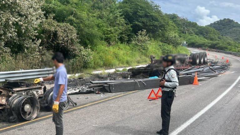 El incendio de un tráiler tras volcar en la Autopista Durango-Mazatlán dejó como saldo la muerte del conductor y el cierre prolongado de la vialidad.