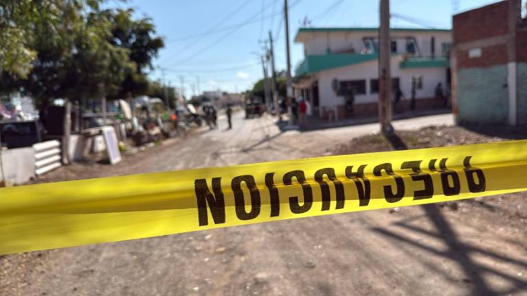 La víctima fue identificada como Ángel, de aproximadamente 40 años de edad, quien fue atacado por sujetos armados.