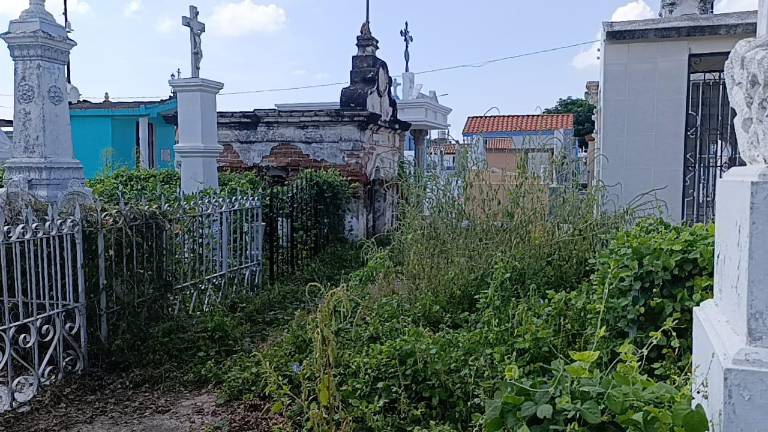 El Panteón Municipal “Benito Juárez” de Escuinapa luce con maleza a unos días de la celebración del Día de Muertos.