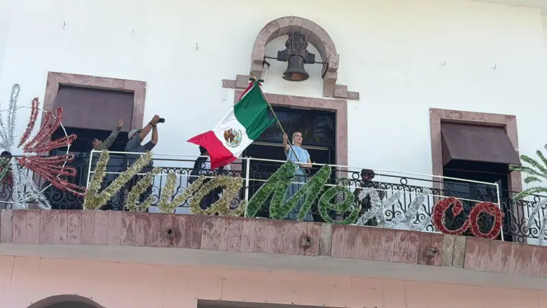 La Alcaldesa de Mazatlán, Estrella Palacios Domínguez, ensaya en el balcón del Palacio Municipal el Grito de Independencia.