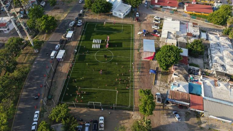 La cancha es rehabilitada.