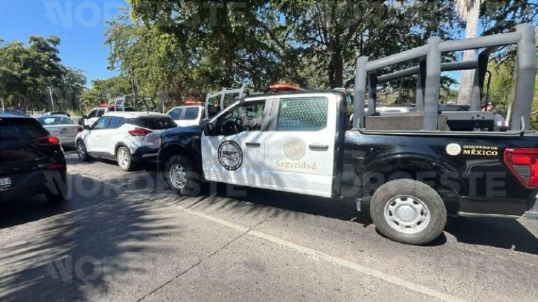 Policías de Harfuch detienen a pareja y aseguran armas en el Malecón Viejo de Culiacán