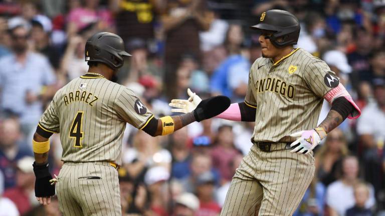 Machado pega par de jonrones.