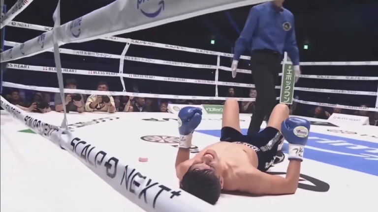 Pedro Guevara recibe un fuerte impacto de cabeza en el segundo round.