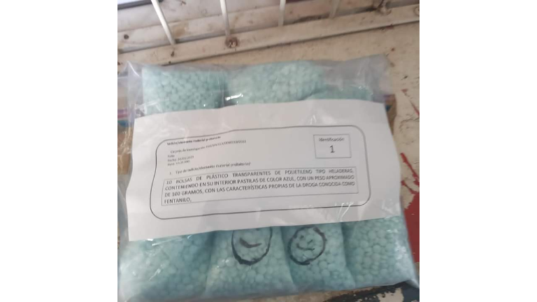 Los policías le aseguraron una mochila en la cual ocultaba 10 bolsas de plástico con pastillas de color azul.