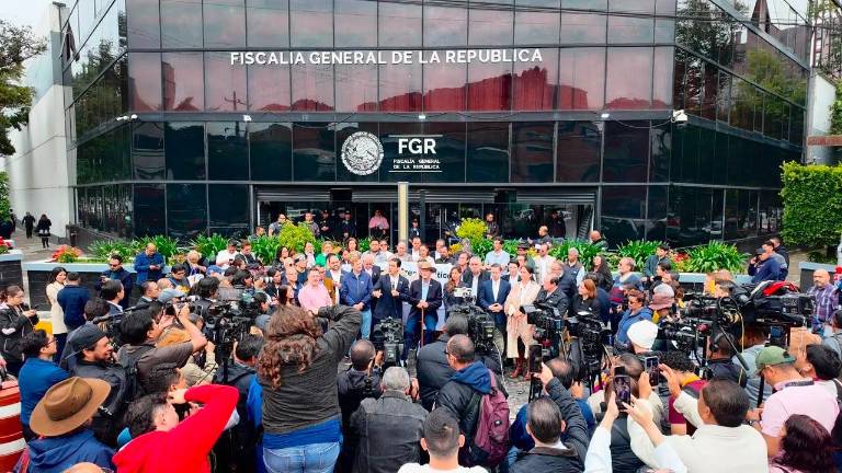 Manifestación en las instalaciones de la FGR a favor de Ernesto Ruffo Appel.