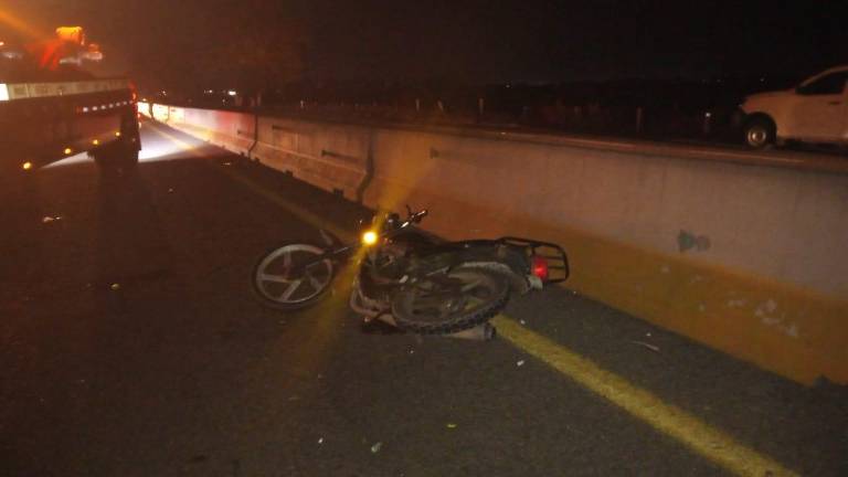 Un motociclista falleció este viernes en la carretera hacia Altata, Navolato, tras ser embestido por un vehículo.