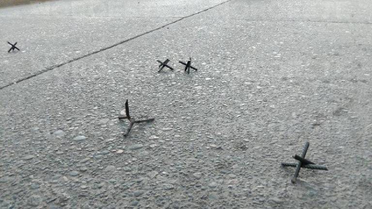 Un tramo de la autopista Benito Juárez quedó cubierto de ponchallantas, dejando varios vehículos varados.