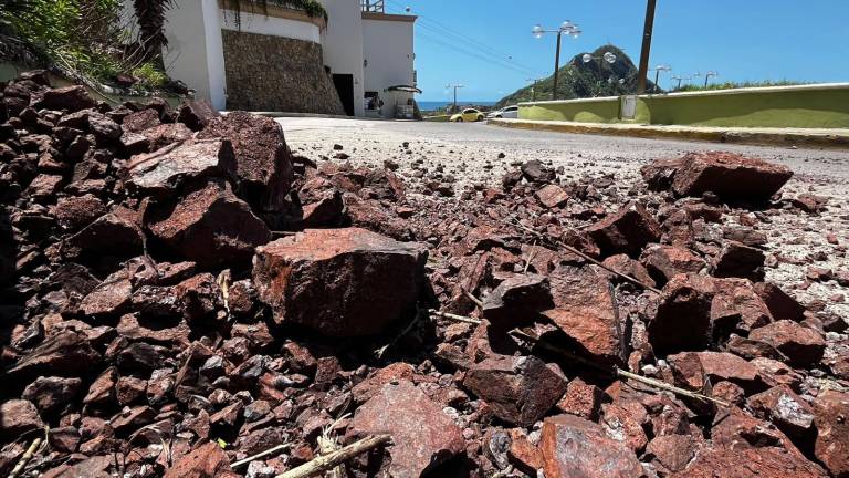 En el Cerro del Vigía también se registraron desprendimientos sobre el Paseo del Centenario, en Mazatlán.