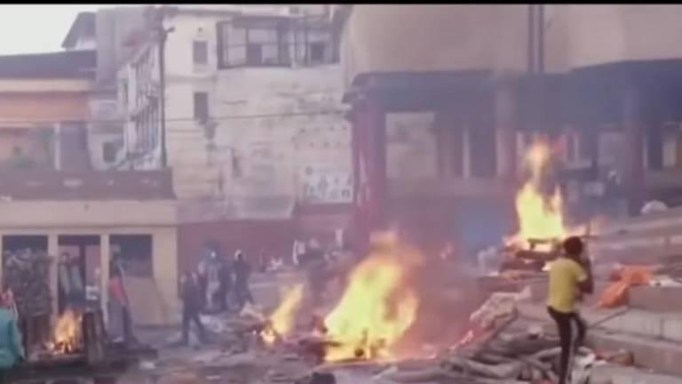 En la India, la crisis sanitaria ha orillado a las autoridades a cremar los cuerpos en la calle.