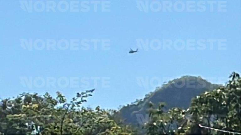 Un Black Hawk del Ejército Mexicano sobrevoló la zona serrana de Tepuche tras el presunto enfrentamiento.