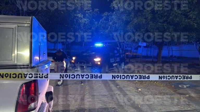 Personal forense en la zona de Espacios Barcelona, donde se confirmó un homicidio doloso el domingo.