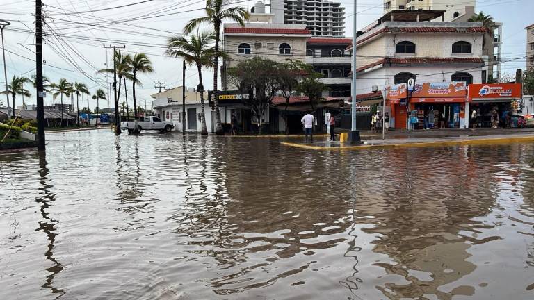 Por inundación, la avenida Cruz Lizárraga fue cerrada a la circulación.