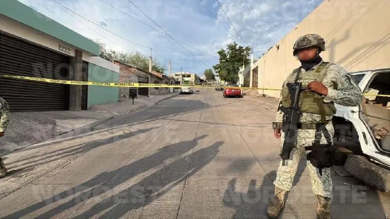 Autoridades resguardan la zona donde una mujer fue asesinada la tarde del jueves en Culiacán.