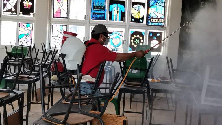 Son sanitizados los 12 centros de vacunación contra Covid-19 para adultos mayores de Culiacán.