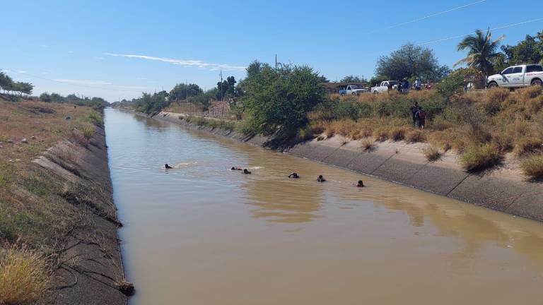 Operativo de búsqueda de joven desaparecido en canal de riego, en Culiacán.