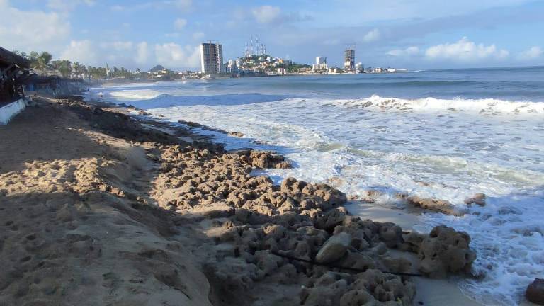 Erosión de playa frente a las palapas de mariscos en Mazatlán.