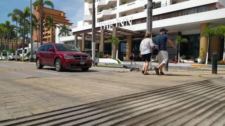 Pedirán empresarios a dueños de hotel retirar pasos elevados en la Camarón Sábalo, en Mazatlán
