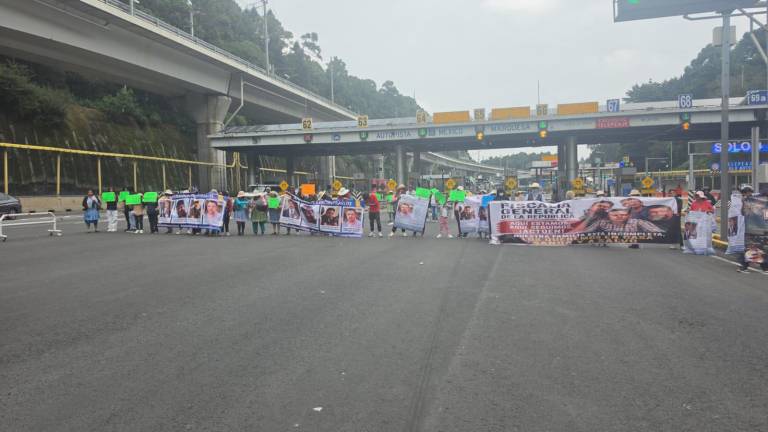 Protesta de familiares de cuatro hombres desaparecidos en Mazatlán en febrero pasado.