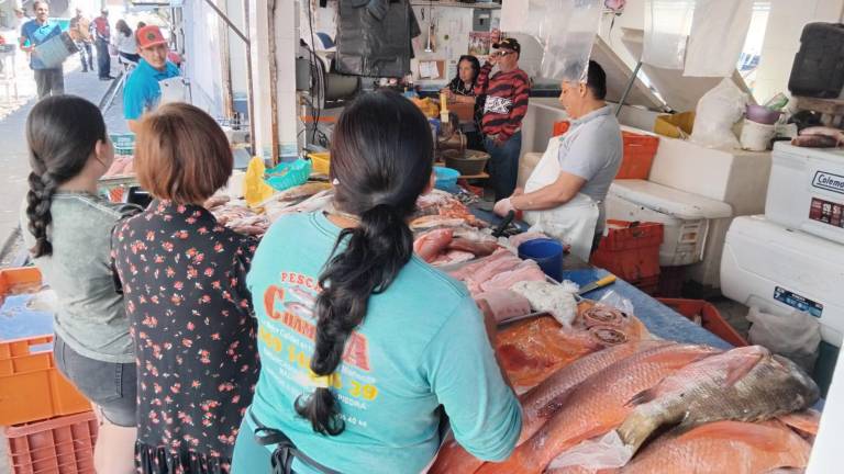 En el embarcadero de la Isla de la Piedra, pescadores y comerciantes reportan bajas ventas de producto marino durante la temporada de Cuaresma.