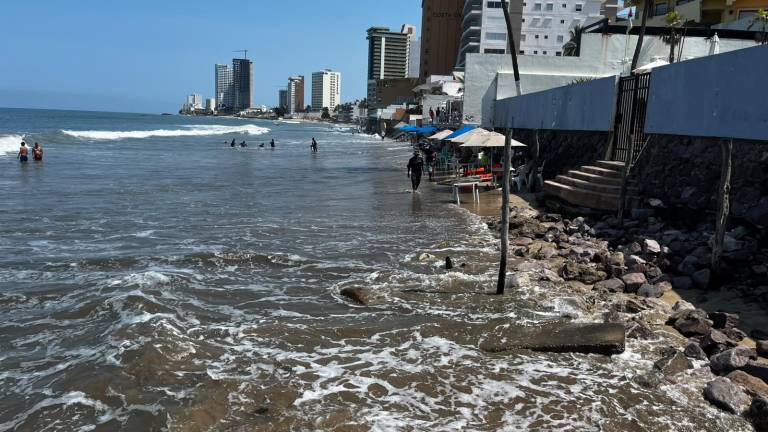 El fenómeno del mar de fondo continúan modificando el litoral mazatleco.