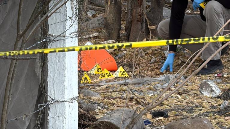Junto a su cuerpo fue dejada una cartulina naranja con un mensaje, así como aproximadamente seis casquillos percutidos.