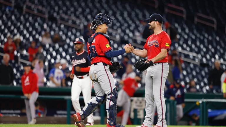 Tyler Kinley permanecerá con los Bravos en 2026.