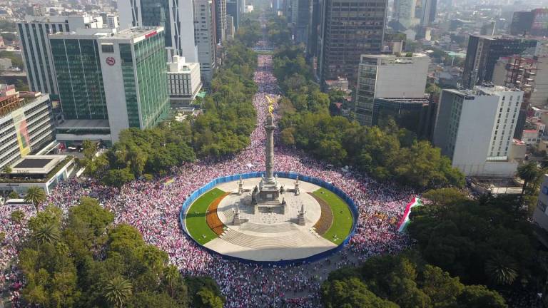Marcha rosa bajo en Ángel de la Independencia