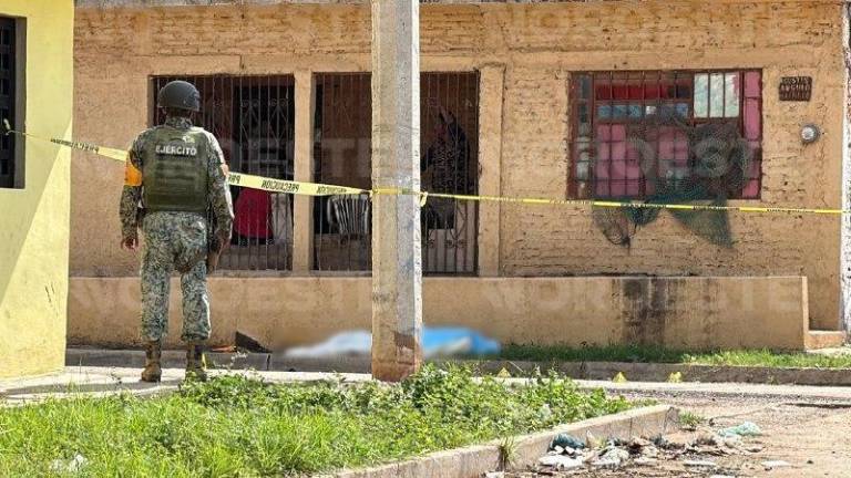 Militares resguardan la zona tras el asesinato de una mujer en la colonia Lomas del Ébano.