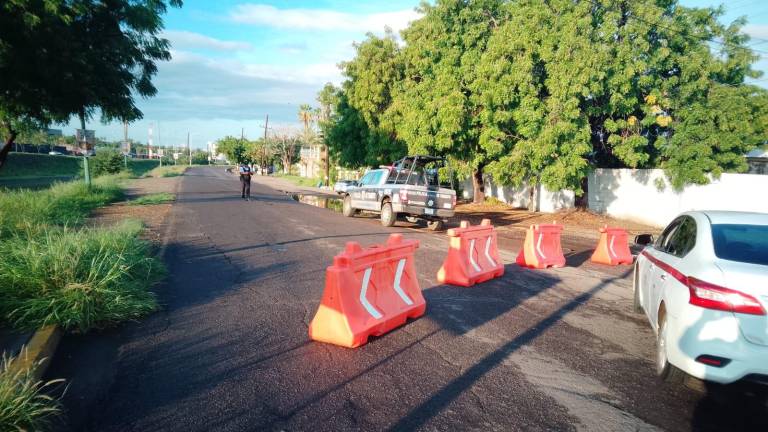 Socavón en Bulevar Federalismo obliga a cerrar la circulación hacia el poniente por seguridad vial.