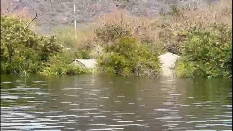 El antiguo pueblo de Santa María ya comienza a ser cubierto por el agua almacenada en la presa.