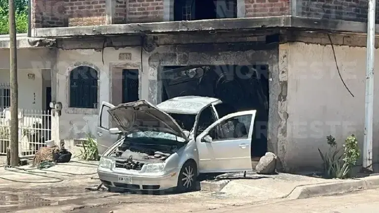 Una vivienda fue vandalizada y un auto incendiado la mañana de este miércoles en Culiacán.