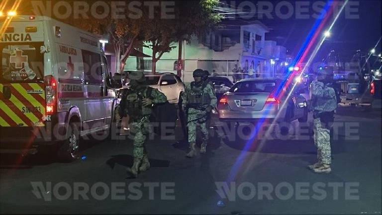 Elementos de seguridad resguardaron el área donde fue atacada una familia la noche del martes.