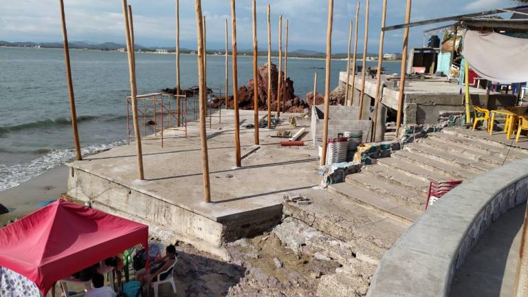 Casi en el mar, levantan construcción en Playa Cerritos, al norte de Mazatlán